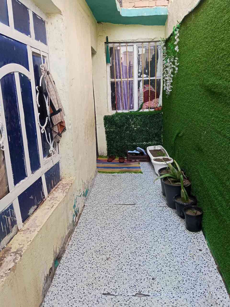 الدار للبيع  في حي الوحده شارع الزهور  مقابيل تقاطع الزهور  مساحه 80 متر  بناء يحتوي على  غرفتين وصاله ومطبخ وصحيات طابق واحد وجهيه 9 نزال 9 اتصال *********** او  واتساب. السعر خاص @إشارة
