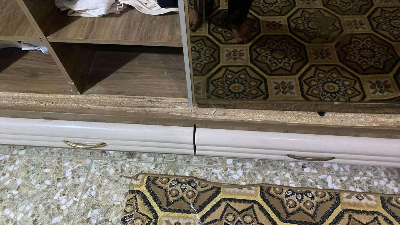 غرفه للبيع كامل ملحقات نوع الثقيل وليس الخفيف مجرد سجه مال كاونتر واكعه الباب موجود فقط يرادله سجه عنوانه بابل القاسم بعد بيه ملحقات 
اتصل او واتساب ***********
