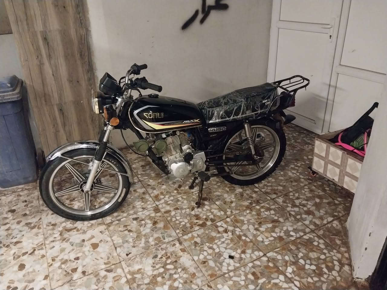 سيفان. 5كير.  مديل 20.اوراق. معمره تعمير كامل ما بيه اي نقص كهربايات كله شغل سعره 450 وبيه مجال. ***********.غير متواجد عل فيس
