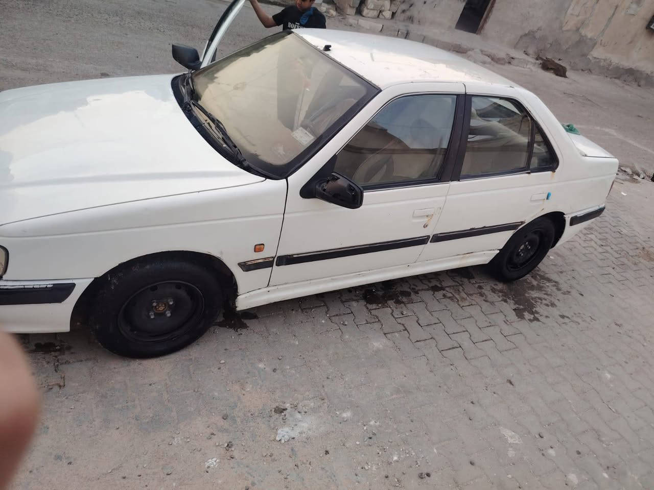 السلام عليكم  
بيجو  للبيع 2012  مكانها البصرة ***********

 مكينة گير تبريد خير من الله كفالة من ضربة وتبديل 
سيارة حلوه كاعدة دواخلها نظيفة 
بس الحدادية الخلفية نص عمر و بيها شوية خياسات 
راعيها يريد تحويل سنويتها لل2028  
مكاني البصرة القديمة 
السعر 30 وبيها مجال ان شاءالله البصرة, العراق
