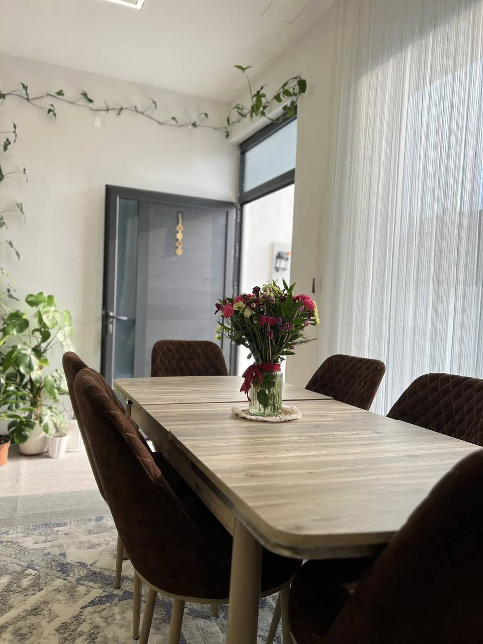 ✨ للبيع تخم سفرة راقي ومودرن ✨
طاولة خشب بلون طبيعي أنيق + 6كراسي مخمل بني غامق بتصميم فخم ومريح 💎

✔️ مرتب ونظيف جداً
✔️ مناسب للبيوت العصرية
✔️ مريح وقوي للاستخدام اليومي
✔️ شكله يغير جو المكان ١٠٠٪

التخم بحالة ممتازة وما بي أي عيب،


**إذا كنت صاحب هذا الإعلان وتريد حذفه لأي سبب، رجاءا أرسل رسالة إلى الدعم الفني**