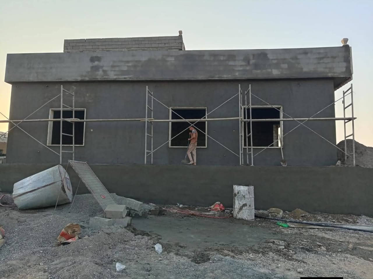 السلام عليكم
يوجد كادر لبخ 
 اسمنت ناعم وخشن للسيراميك مساطر 
 ولبخ جص شغل شرط درجه اولى 
 بيت سياج مخازن الاتصال على الرقم ***********

