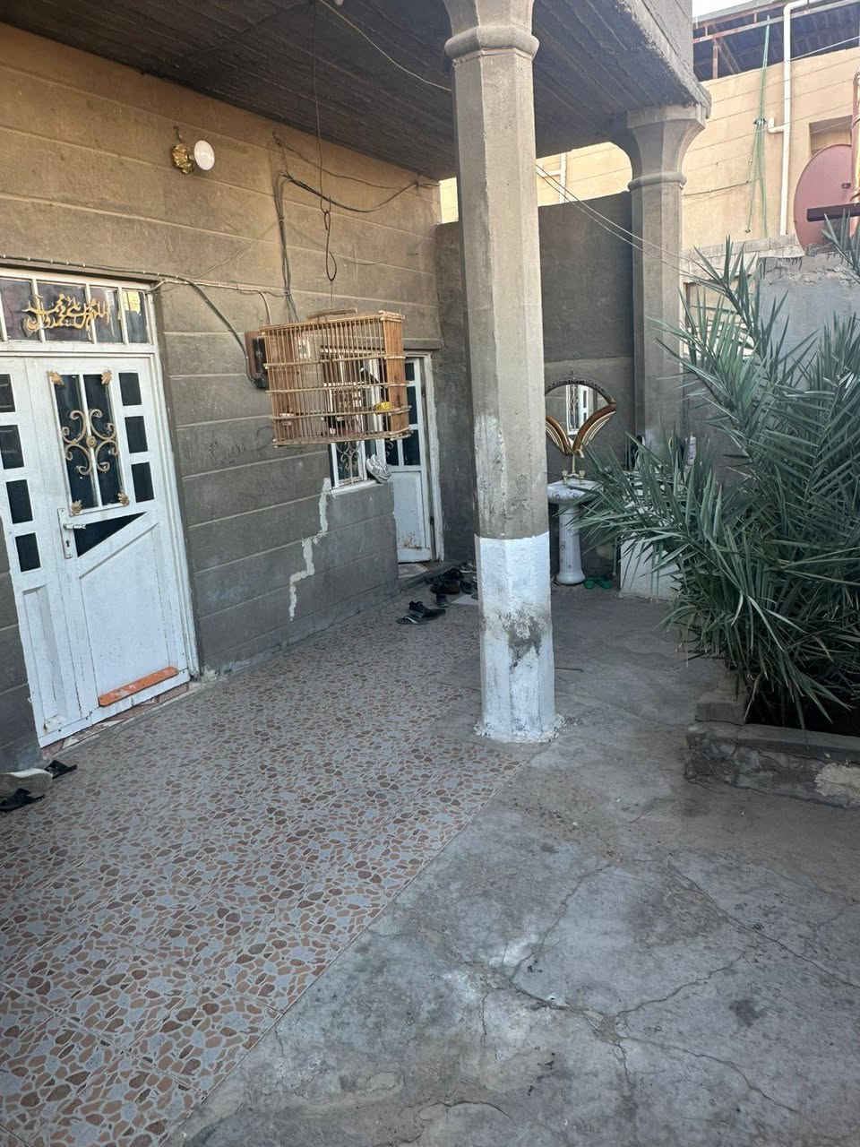 دار سكن في منطقة الحي العسكري شارع المستوصف ركن مساحة ٢٥٠م طابو صرف عرصة 
محتويات : ديوان خارجي مطبخ صالة ٤غرف 
صحيات خارجية و داخلية 
السعر ١٧٠ مليون وقابل للتفاوض 
التواصل/***********
