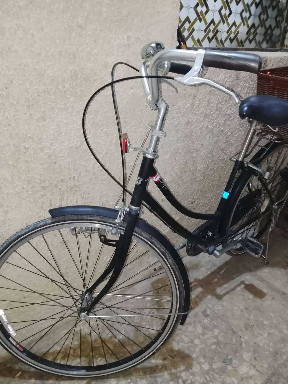 بايسكل للبيع اذا احد يشتري كل حاجاته اصليه ..هذا رقمي واتساب ***********
