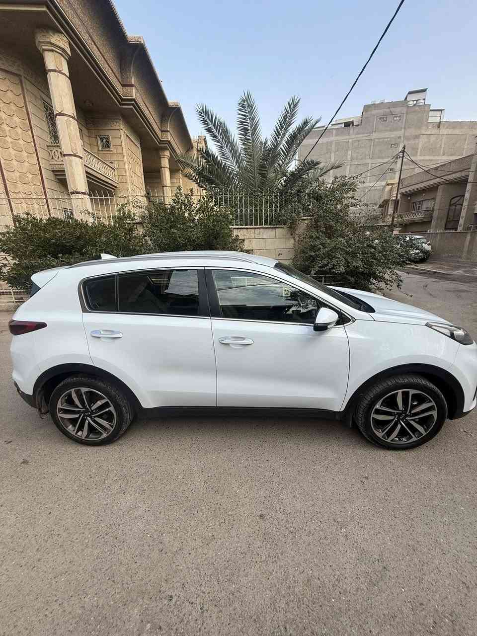 سبورتج خليجي  2020 خليجي  وعلى أيدي  السياره .. السياره كفاله عامة من كلشي.. مابيها قطرة صبغ .. مكفوله بيها ملاحظات جدا بسيطة 
مكينه 2000 دوش.. السياره ماشيه 71 الف كيلو حقيقي.. كير ومكينه وصدر مكفولات كله على وضع الشركه..تخم تايرات جديد قبل اسبوع شادة.. السياره جديده بمعنى الكلمه الرقم الدولي الجديد وهزه جديده.. وباسمي وتحويل مباشر.. شاشه كبيره اصلي واريل نفكيشن وحساسات اماميه وخلفي والداخل جلد ومري شفط وتبريد قطعتين و 5 ويل كب 
فول تحكم ستيرن وكاميرا خلفيه دواره اصليه و 3 انظمه قياده وبيها كثير من المواصفات والسياره جديده وجاهزه وعلى ايدي ومسويلها إدامه كل شهر.. 
السعر 195  وبيها مجال.. 
مكان السياره بغداد الكرخ.. الي يحب يتصل  الرقم الواتساب 
***********
