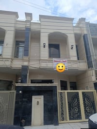 100متر طابقين ثلاث غرف تحتوي مع خدمات مطبخ وكاونتر بناء 25 خلف جامع مح...