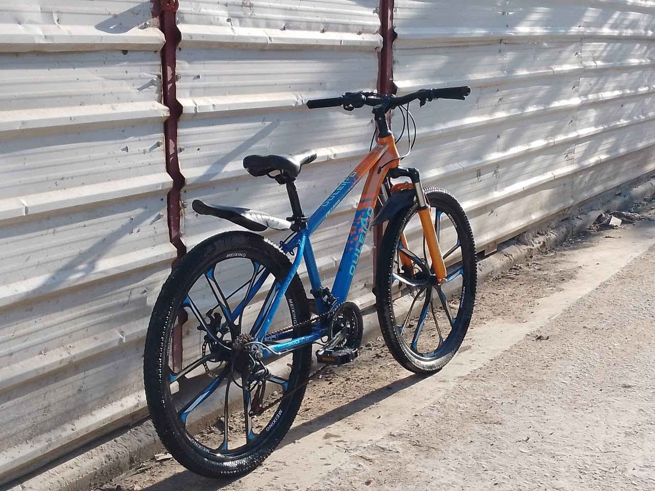 السلام عليكم
للبيع بايسكل جبلي 
البايسكل نضيف 
 قليل طلعت بيه 
السعر 100$وبي مجال 
المكان كربلاء منطقة عون
***********
