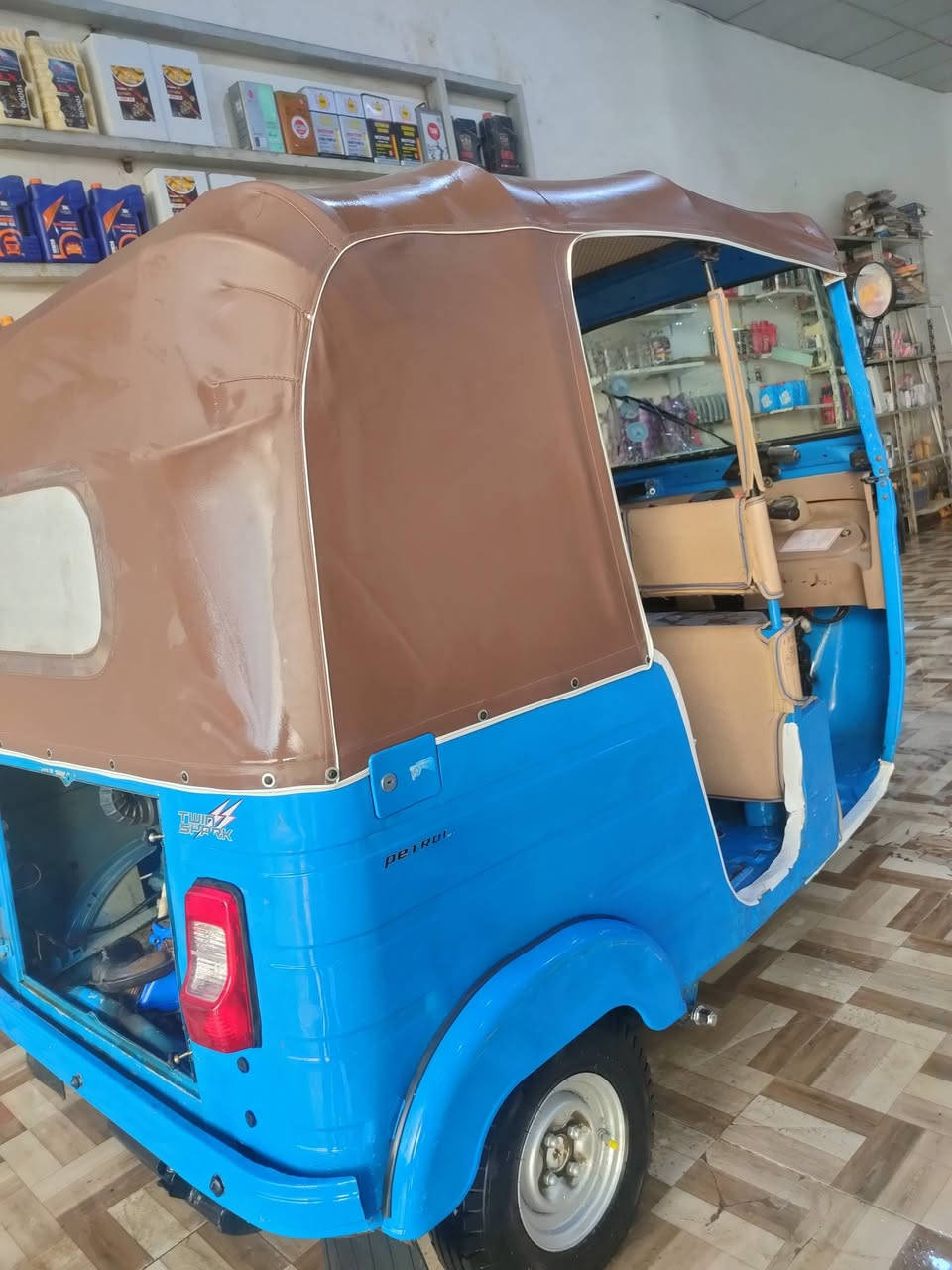 سلام عليكم تكتك مديل 20 للبيع تكتك نضيفة كلشي بية جديد وجاهز كهربائيات ضفاير ورة وكدام جدد جادر جديد دوشمة جديدة تخم تاير جديد مفتوحة مكفوله من تنقيص وتبخير سنوية تحويل ثاني يوم مكاني العمارة حي العسكري الرقم ***********    سعر ٦و٣٠٠ وبية مجال
