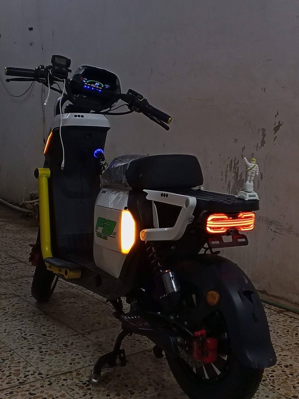 سلام عليكم
دراجه شحن للبيع نوعيه F3 💙
لون ابيض🤍
خمس بطاريات دبل 🖤
دراجه 2026
25000 واط ملف ✌️
مفتاحين وبصمه وكارت 
اربع سرع 
سعر 550وبي مجال الطيبين
رقم موبايل ***********
