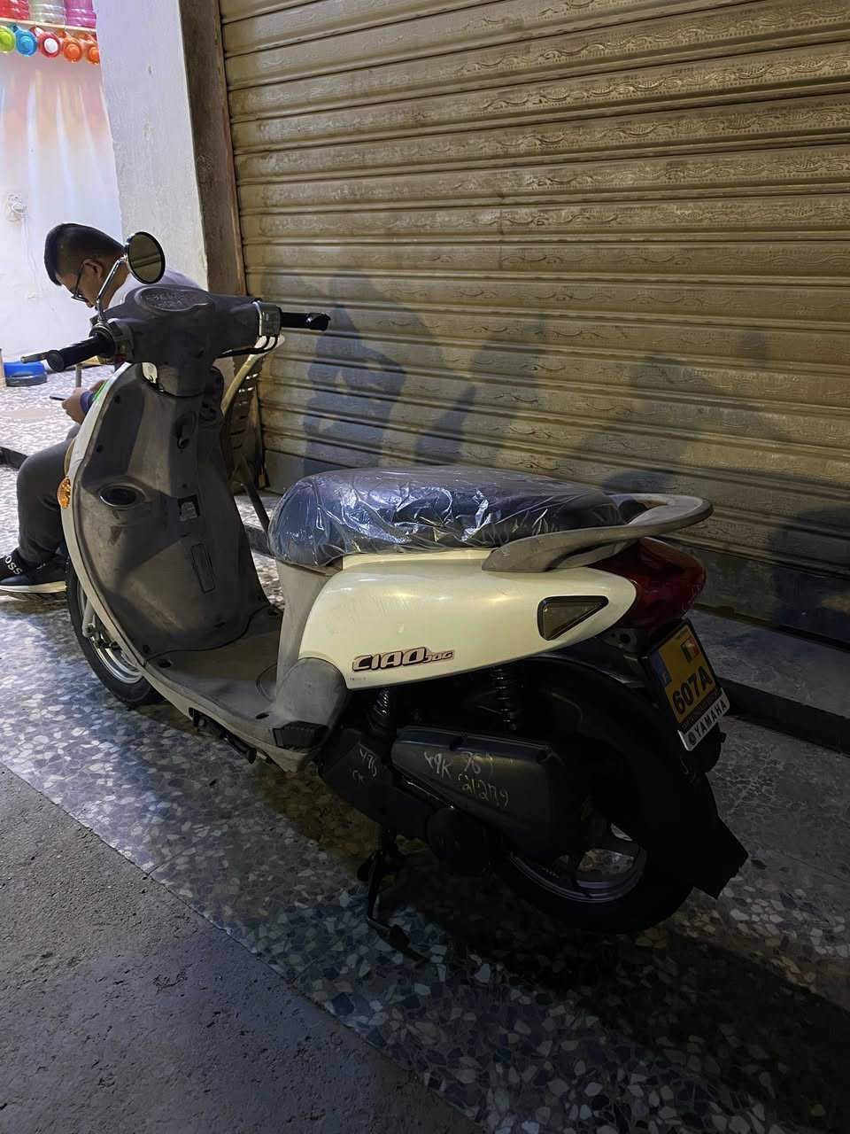 دراجة فلة وكالة للبيع 
ماشية 19 الف فقط 

كفالة عامة من كلشي 
كفر ختم واحد بلادي 
مكينة بلادية وما مفتوحة 

صارلها شهر من نازلة من رمبة وصلها موجود والمنفيست الأصلي موجود 

السعر مليون و150 وبيه مجال بسيط 

العنوان بغداد الشعب 
***********
