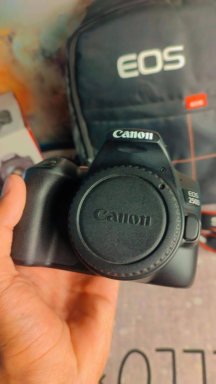 كاميرا كانون 250 دي بالكارتونه
من افضل انواع الكاميرات وأحداثها كاميرا معروفه 
مع عدسة 50 ملم بالكارتونه مع عدسة 18-55 
مع جنطة جديده مع شاحنه وبطارية وحزام وكراتين كامله
للتواصل خاص او على الرقم ***********
