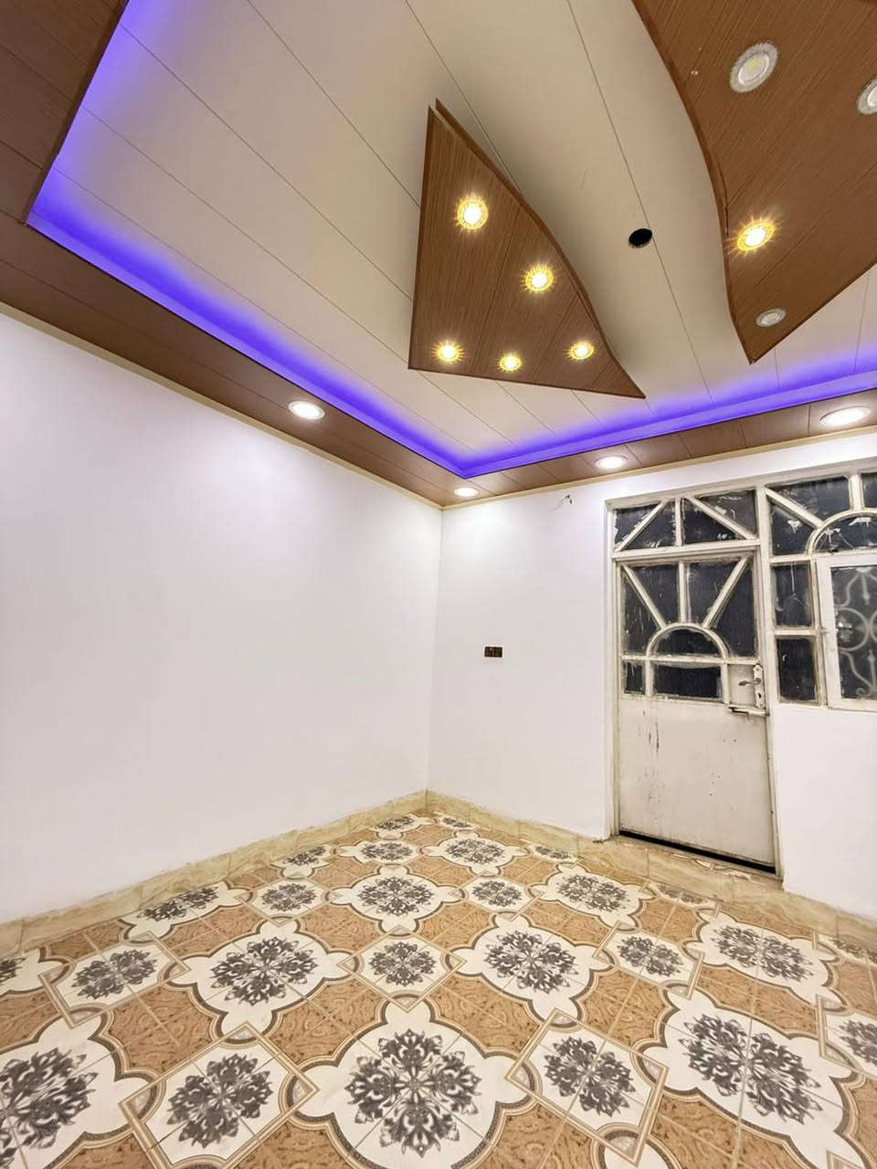 دار للايجار مساحه الدار 100م حي الجامعه شارع 10🏘️ 
طابق ونص غرفتين  وصاله ومطبخ استقبال  وصحيات بناء مرتب
مكتب دار السلام للتفاصيل الاتصال على الارقام الموجوده
***********)  (*********** #بيت #نجف #حي #سلام
