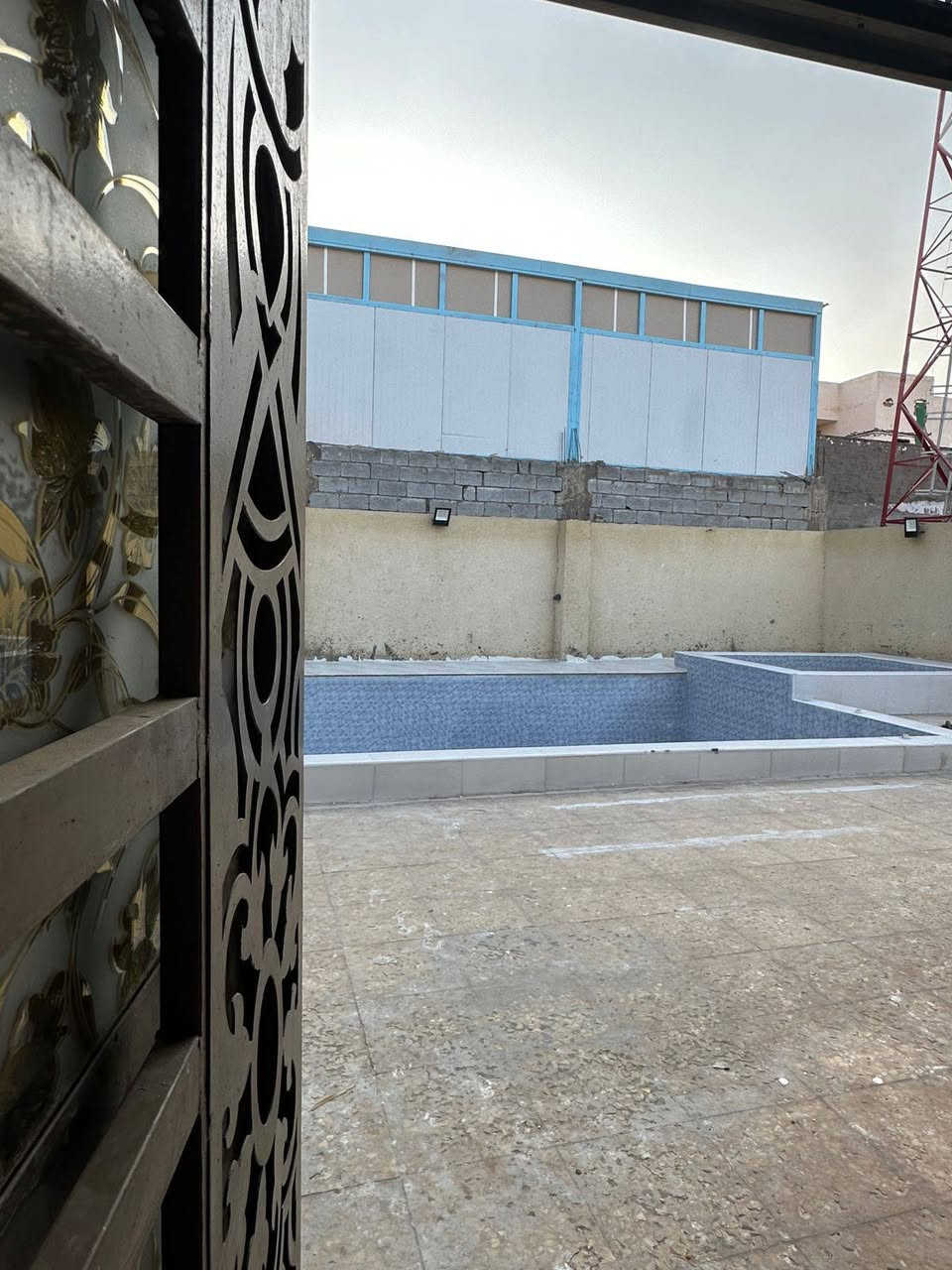 منتجع للبيع – موقع مميز خلف جامعة العميد
📍 شارع المنتجعات والفلل – منتصف الشارع
🔹 المساحة: 950 م²
🔹 السند: طابو زراعي (25)
✨ تفاصيل المنتجع:
حمام وتواليت خارجي
ممر طويل مسقّف بالخشب والقصب
إضاءة كاملة لكامل المنتجع (كما موضح بالفيديو)
مكان شواء جاهز مبني من الطابوق الأحمر
ماطور ماء كبير للسحب + ماطور صغير للتنزيل
بئران ارتوازيان
شبكة سقي متكاملة مع مضخات ومرشات لكامل الحديقة
نافورة وحوض في وسط الحديقة
كوخ بطراز ريفي جميل
مسبحان:
مسبح كبير
مسبح خاص للأطفال
🏡 دار استراحة متكاملة:
غرفة نوم
صالة
مطبخ
حمام كبير يحتوي على مقعدين (شرقي وغربي)
غرفة نوم مؤثثة مع تخم قنفات
ميز وكراسي جميلة
مرجوحة في الحديقة
✔️ جميع الأثاث والمحتويات تباع مع المنتجع
🌿 إضافات وخدمات:
سخان ماء
3 خزانات ماء سعة (1000 لتر)
4 أقفاص طيور موزعة في الحديقة
شارع مبلّط
خدمات متوفرة: ماء، مجاري، كهرباء، وخط اشتراك مولدة
💰 السعر: 425 مليون
📞 للاستفسار يرجى التواصل خاص كربلاء, العراق


**إذا كنت صاحب هذا الإعلان وتريد حذفه لأي سبب، رجاءا أرسل رسالة إلى الدعم الفني**