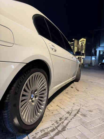 Bmw 730 Li 2008 | بي ام دبليو باخره ٢٠٠٨  
نزلت السعر لان مستعجل على البيعة 

السيارة جديدة كلش وكلشي بيها شغال على ايدي 
تصلحيها وغراضها كلها بلادية بدون زلغ واير 
وكلشي مبدل بيها جواها تخم تاير جديد مشلن اصلي 
وصدر امامي وخلفي كلة جديد بلادي مو صيني ولاتركي 

🟢سلايد روف طكتين شغال كهراء ويضا بي برده كهرباء
🟢بردات خلفيه عدد 5كهرباء وكلها شغالات 100/100
🟢كشنات جلد كهربائي 
🟢شاشت اعطال وبيها شاشه كبيره تحكم بل موس 
🟢اوكس بلادي بيها شغال وبيها سستم صوت كامل 
🟢ثلاجه ابواب شفط كلهن شغالات 
🟢مري جانبيه كهرباء وبيها هيترات ضباب وهيه شفط رادار امامي 
🟢لايت زنون 
🟢جنطه الخلفيه كهرباء وايضا شفط بيها شغال كله 
🟢تحكم ستيرن وستيرن كهرباء وبي ارباك كله شغال 
🟢كروز سرعه قفل سرعه يقفل من سرعه 20 وفوك 
🟢لايتات اوتو تشتغل من اضلم الدنيه اوتماتيك 
🟢اشاير بل مري وبيها اشاير بل جاملغات كلها شغاله 
🟢ويل كب اصلي مال الشركه  

السيارة مابيها صبغ انضربت عندي جاملغ وبنيد وبدلتهن تبديل بدون صبغ بدلت الجاملغ والبنيد من سيارة مطابق اللون مالتها بدون دواخل بدون شاصي ولا لغد الضربة سطحية كرد من فوك 

ماتصرف عليها دينار السيارة كاملة من كل النواحي مكينه وكير بالكفالة هن البلاديات نفسهن لامفتوحات ولامبدلات 

نزلت السعر لان مستعجل على البيع وماكو اختها بهالنضافة وهالسعر 
145 ورقة 

*********** 
السيارة بسمي هزة وسنوية جديدة 
مكاني بغداد السيدية
