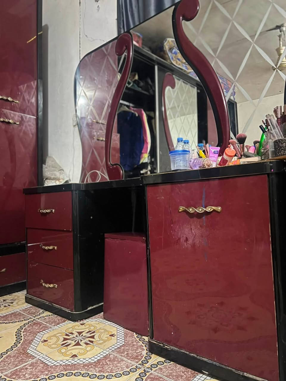 السلام عليكم غرفه للبيع عنوان رفاعي. 
بيع مستعجل  الي يحب يدخل خاص 
او تصال على رقم ***********
