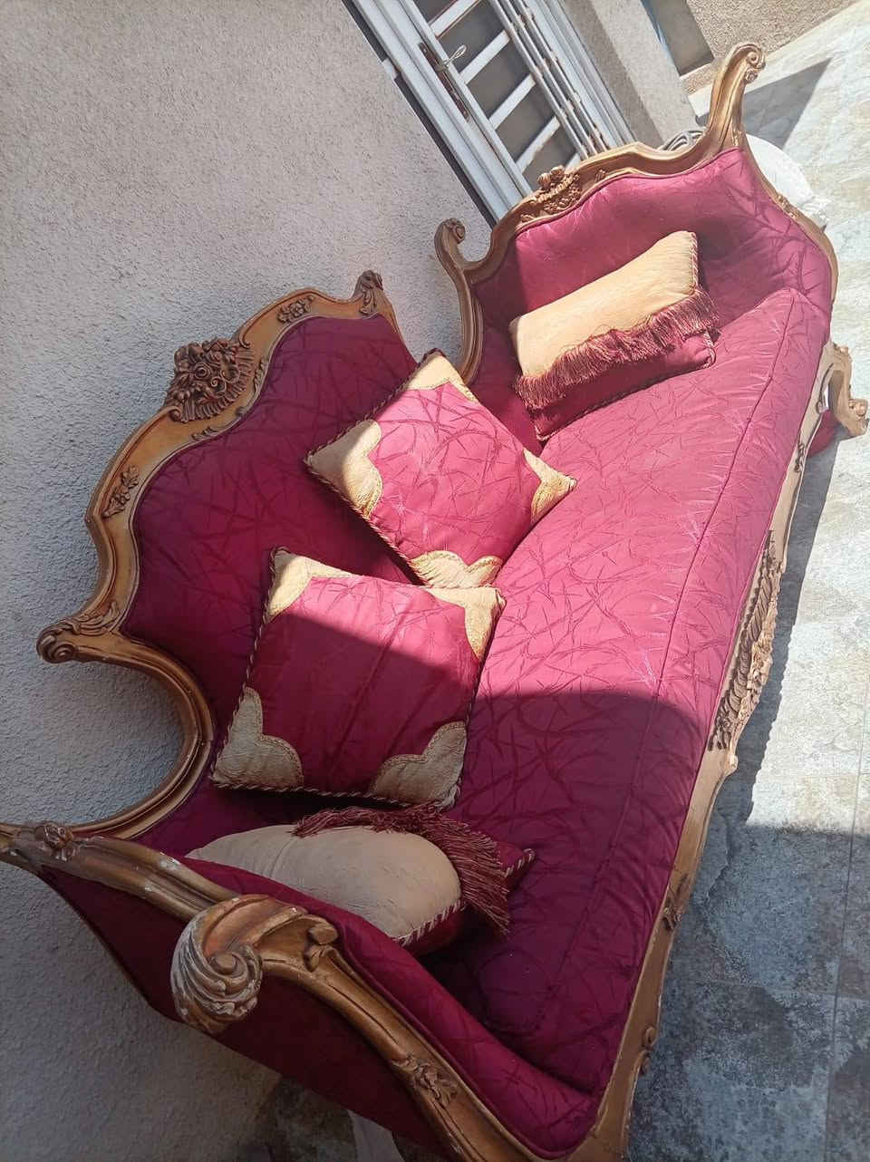 سلام عليكم
تخم ٨ مقاعد نضيف مع الكوشات  شكل الزان
مستعجل على البيع السعر ١٢٥
بغداد
 *********** بي واتساب
