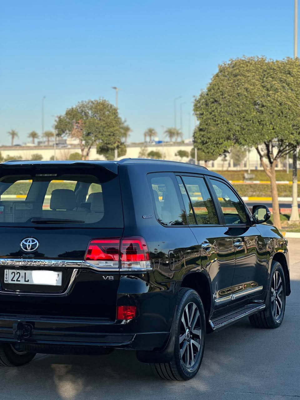 لاندكروزر 2019 شركة ساس اصلي V8
فوول فوول مواصفات 
محرك V8
كشنات امامي كهرباء ٣ دكم 
٣ شاشات
دشبول لكزز
٨ ايرباكات
ثلاجة
سلايد
تبريد مركزي 
كشنات جلد 
داخل بيجي
بخ ماي لايتات
رادارات
كامرة
شغال
وباقي المواصفات المعروفه السياره فووول الفول 

السيارة مكفوله كفاله عامة من الصبغ وكير ومحرك بشرط ادامة كاملة من شركة جيهان وتايراتها جديد 
السيارة ماشية ١٢١ الف كم حقيقي شرط الفحص
السيارة رقم اربيل باسمي هزة و فحص جديد ثاني يوم تحويل او الوكالة 
السعر 508$ وماكو هيج سعر بكل السوك 
مكان السيارة اربيل 
*********** Singapore
