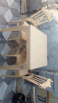 ميز طعام • نضيف • استعمال قليل