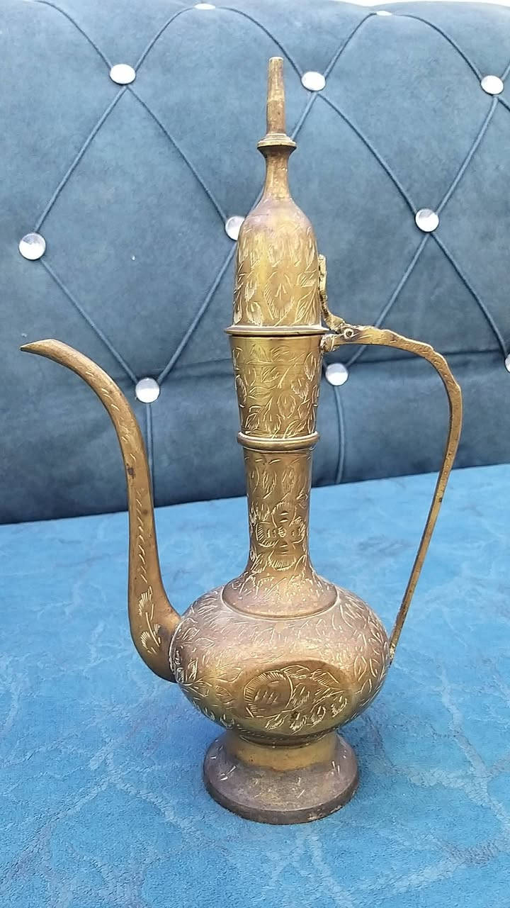 خمس قطع للبيع شلعه وحده
من اليمين
اولا ابريق نحاس
ثانيآ صينيه نحاس قد تكون مطليه بالفضة وعليها ختم EPNS
ثالثآ تمثال صغير 
رابعآ مقدمة لون فضي قد تكون مطلية بالفضه كما يقول الذكاء الاصطناعي عليها ختم دائري ورقم 832
خامسآ طاسة نحاس كبيرة ومزخرفه بعمل يدوي قديم

السعر للكل ٨٠ الف


**إذا كنت صاحب هذا الإعلان وتريد حذفه لأي سبب، رجاءا أرسل رسالة إلى الدعم الفني**