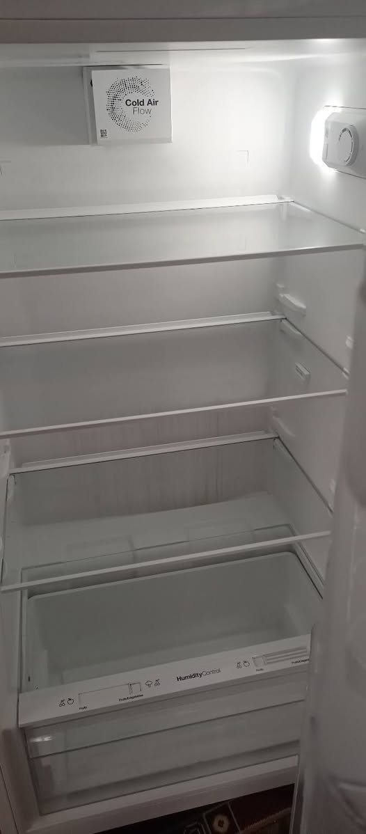 ثلاجه للبيع كوري مستخدمه شي السعر خاص او على رقم ***********
