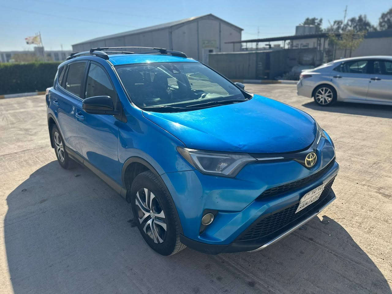 السلام عليكم
مكلف بالنشر

🚘 للبيع – Toyota RAV4 LE موديل 2018 – أمريكي 🇺🇸
📌 المواصفات العامة:
 • الموديل: 2018
 • الفئة: LE
 • الاستيراد: أمريكي
 • العداد: 89,600 ميل
 • رقم السيارة: سليمانية
 • السنوية: باسمي
⚙️ المواصفات الفنية:
 • محرك 2.5 لتر 4 سلندر
 • ناقل حركة أوتوماتيك 6 سرعات
 • نظام دفع أمامي (FWD)
 • نظام ECO لتوفير الوقود
 • صرفية اقتصادية ممتازة
🛡️ أنظمة الأمان:
 • وسائد هوائية متعددة
 • نظام ABS مانع انغلاق المكابح
 • نظام الثبات الإلكتروني (VSC)
 • نظام التحكم بالجر (Traction Control)
 • كاميرا خلفية
 • حساسات (سونار) خلفية
🎛️ المواصفات الداخلية:
 • شاشة معلومات وسطية
 • بلوتوث + AUX + USB
 • تحكم من المقود
 • مثبت سرعة
 • تكييف مركزي قوي
 • زجاج ومرايا كهرباء
 • قفل مركزي + ريموت
 • كراسي قماش نظيفة جداً
🔧 الحالة:
 • السيارة كلين ✔️
 • فقط ضرر خفيف برأس البونيد
 • تعديل على البارد بدون صبغ
 • لا توجد أي قطعة مبدلة
 • شاصي سليم 100%
 • الفحص متاح لأي مكان
💰 السعر: 18,500 دولار
(بيها مجال شي بسيط)

📞 للتواصل:
د. علاء يوسف الجعاطة
***********
