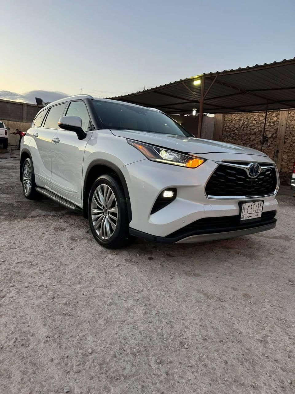 السلام عليكم 
تويوتا هايلاند هايبرد 2022 بلاتينيوم اعلى فئة بلهايلاندر 
ماشية 30 الف ميل الضرر اجت غراضها مفتوحه بداخلها فقط عدا البنيد ما اجه وياها بقية الاغراض كلها مالتها شركة السيارة بدون ايرباك مرقمة بغداد اللون ابيض 
السعر المطلوب39,000 دولار 
للأستفسار : ***********
