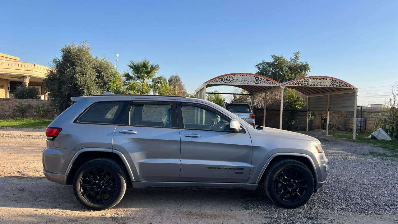 الضرر جاملغ وباب خلف السائق
مواصفات 
بصمة تشغيل وابواب 
كشنات جلد كهرباء هيترات 
دركه هيتر سلايد 
شاشه نفخ وكاربلي 
تشغيل عن بعد وتوقف ذاتي وصندوگ كهرباء 
وع البانزين العادي قطرة دوانص مابيها
وبعد بيها هواي موصفات  وسياره  كلش نظيفة  بيع او مراوس حسب القناعه  الاستفسار  على  رقم 
*********** ... مقداد
