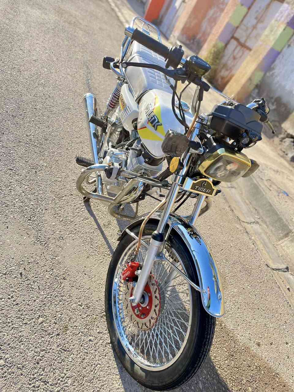 السلام عليكم
تايكر 2024 دراجة بلادية ومكفولة كلهة شغالة مابية كل نقص اوراقهة موجودة سعر 600 الف وبية مجال بسيط حك الجية 
بلدروز حي العصري ***********
