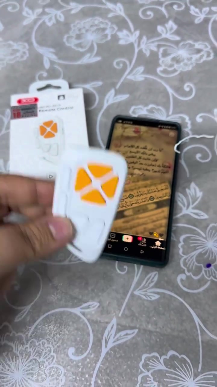 ريموت كنترول بلوتوث

الاستخدامات

يُستخدم للتحكم بالهاتف الذكي عن بُعد عبر البلوتوث لتصوير الصور والفيديوهات دون لمس الهاتف.

مثالي لهواة التصوير، صانعي المحتوى، والمستخدمين أثناء القيادة أو الاجتماعات أو التصوير الخارجي.

كما يمكن استخدامه لتقليب الصفحات في الكتب الإلكترونية أو للتحكم بالموسيقى والفيديوهات بسهولة.

المميزات

اتصال بلوتوث مستقر وسريع بمدى تشغيل يصل إلى 10 أمتار.

بطارية مدمجة قابلة للشحن بسعة 150mAh  3.7V تكفي لاستخدام طويل، تُشحن عبر منفذ Type-C (5V1A).

تصميم خفيف وصغير الحجم يسهل حمله واستخدامه بيد واحدة، مع حبل للتعليق لسهولة الاستخدام أثناء التنقل.

أزرار متعددة الوظائف:

- زر التقاط الصور.
- أزرار التحكم بالصوت والفيديو.
- أزرار لتقليب الصفحات أو تمرير الشاشة.

ميزة إعادة الاتصال التلقائي (Auto-Connect) عند تشغيل البلوتوث مجددًا دون الحاجة لإعادة الإقران.

ضوء مؤشر LED يوضح حالة الاتصال والشحن.

توافق كامل مع أنظمة Android وiOS (iPhone).

طريقة الربط

شغّل الجهاز بالضغط المطوّل على زر التشغيل حتى يومض ضوء المؤشر.

الدخول الى الاعدادات ثم تسهيلات الاستخدام ثم اللمس ثم اللمس المساعد

ضبط حساسية التتبع الى النصف

فعّل البلوتوث في هاتفك، ثم ابحث عن الجهاز باسم “XO-SS19”.

بعد الإقران الأول، سيتصل الجهاز تلقائيًا بالهاتف في كل مرة يتم تشغيله فيها

تخصيص الأزرار في هواتف iPhone

لأفضل تجربة استخدام، يجب تفعيل ميزة AssistiveTouch من إعدادات الجهاز:

1. ادخل إلى الإعدادات > إمكانية الوصول > اللمس > AssistiveTouch.
2. فعّل الخيار.
3. من إعدادات "أجهزة التأشير" ( Devices > Bluetooth Devices) اختر XO-SS19.
4. يمكنك تخصيص وظيفة كل زر مثل التقاط صورة، تشغيل الفيديو، رفع أو خفض الصوت، أو التمرير بين الصفحات.

يُفضّل ضبط حساسية التتبع (Tracking Sensitivity) إلى 10%-50% حسب الاستخدام لتحسين استجابة الأزرار.

محتويات الصندوق

ريموت XO-SS19

كابل شحن Type-C

حبل يدوي للتعليق

دليل المستخدم

الملاحظات

الأبعاد: 13 × 8 × 2 سم

بلد المنشأ: الصين

يُنصح بشحن الجهاز بالكامل قبل أول استخدام.

متوافق مع معظم تطبيقات التصوير مثل TikTok، Instagram، وCamera الأصلية.
سعر 15الف توصيل بغداد 3 الف جميع محافظات 5 ألف 🚗🚗💵💵


**إذا كنت صاحب هذا الإعلان وتريد حذفه لأي سبب، رجاءا أرسل رسالة إلى الدعم الفني**