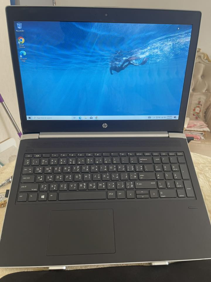 ادمن وافق لطفا
🔥 لابتوب HP ProBook 450 G5 | وحش المهام الصعبة 🚀💻
لطلابنا الغوالي (هندسة 📐، أمن سيبراني 🛡️، حاسبات 💻).. إذا تدور جهاز "لاب توب " يتحمل برامجك وشغلك وبنفس الوقت "نازك" ونظيف، هذا الـ HP هو الخيار الصح! ✨
🎯 ليش هذا الجهاز يفيدك؟ 🤔
 * 🛡️ لطلاب الأمن السيبراني (Cyber Security): المعالج جيل ثامن يدعم تقنيات الـ Virtualization بكفاءة، يعني تنصب (Kali Linux) وتطبق دروسك بكل سلاسة وبدون تعليق. ✅
 * 📐 لطلاب الهندسة: يشغل برامج التصميم مثل AutoCAD و SketchUp بأداء مستقر جداً بفضل الرام الـ 8 جيجا. ✍️
 * 🎮 لأهل الألعاب (Gaming): يشغل الألعاب المشهورة اللي تحبوها:
   * PUBG Mobile 🔫 (سلاسة بالمحاكي).
   * Valorant 🎯.
   * League of Legends (LOL) ⚔️.
   * CS:GO 💣.
✨ المواصفات الفنية (الوحش):
 * 📟 المعالج: Core i5-8th Gen (الجيل الثامن) - قوة وسرعة خرافية. ⚡
 * 💾 الرام: 8 GB - تنقل بين البرامج بلمحة بصر. 🚀
 * 💽 الهارد: 256 GB SSD - ينهض الويندوز بـ 5 ثواني بس! ⏱️
 * 🖥️ الشاشة: 15.6 انج - دقة ووضوح عالي، مريحة للعين بالشغل الطويل. 👁️

✅ الضمان:
 * 🛡️ الضمان: ضمان استبدال لمدة ١٠  ايام  في حال وجود أي خلل مصنعي (تشتري وأنت مطمئن). 💯
 * 🚚 التوصيل: متوفر لكافة محافظات العراق 🇮🇶 بـ 5,000 دينار فقط. 📦
راسل الصفحة 
#HP #ProBook #CyberSecurity #Engineering #AutoCAD ##العراق #لابتوب #Pubg #لابتوبات_العراق 🇮🇶


**إذا كنت صاحب هذا الإعلان وتريد حذفه لأي سبب، رجاءا أرسل رسالة إلى الدعم الفني**