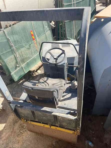 حادلة BOMAG W 100 AD-3 - 3 طن بحالة "الجديد"!
فرصة استثمارية نادرة!
للبيع حادلة دبل درم (Drum) من ماركة BOMAG الألمانية الغنية عن التعريف، الموديل W 100 AD-3 (أو موديل 3 طن آخر). مثالية لمشاريع رصف الإسفلت، تسوية الطرق، وأعمال الحدائق والملاعب.
مواصفات الحادلة:
• الوزن التشغيلي: 3 طن (مناسبة للعمل في المساحات الضيقة والكبيرة).
• الماركة الألمانية: BOMAG (تتحمل أقسى الظروف وتوفر أفضل كبس).
• الحالة: جديدة تماماً ومتروكة (صفر عمل تقريباً)، يعني مكينة وشاصي بكفاءة 100%.
• الميزات: قيادة مريحة (عجلات دبل درم)، وكبس قوي مع خاصية الاهتزاز (Vibration).
📄 الأوراق والسعر:
• الأوراق الثبوتية: تُباع بدون أوراق رسمية، وسيتم تزويدك بـ ورقة رسمية من شركتنا لضمان الملكية والتسليم.
• السعر المطلوب: 75 ورقة (7500$ تقريباً).
• ملاحظة مجال بسيط للشراي 
تواصل : ***********
