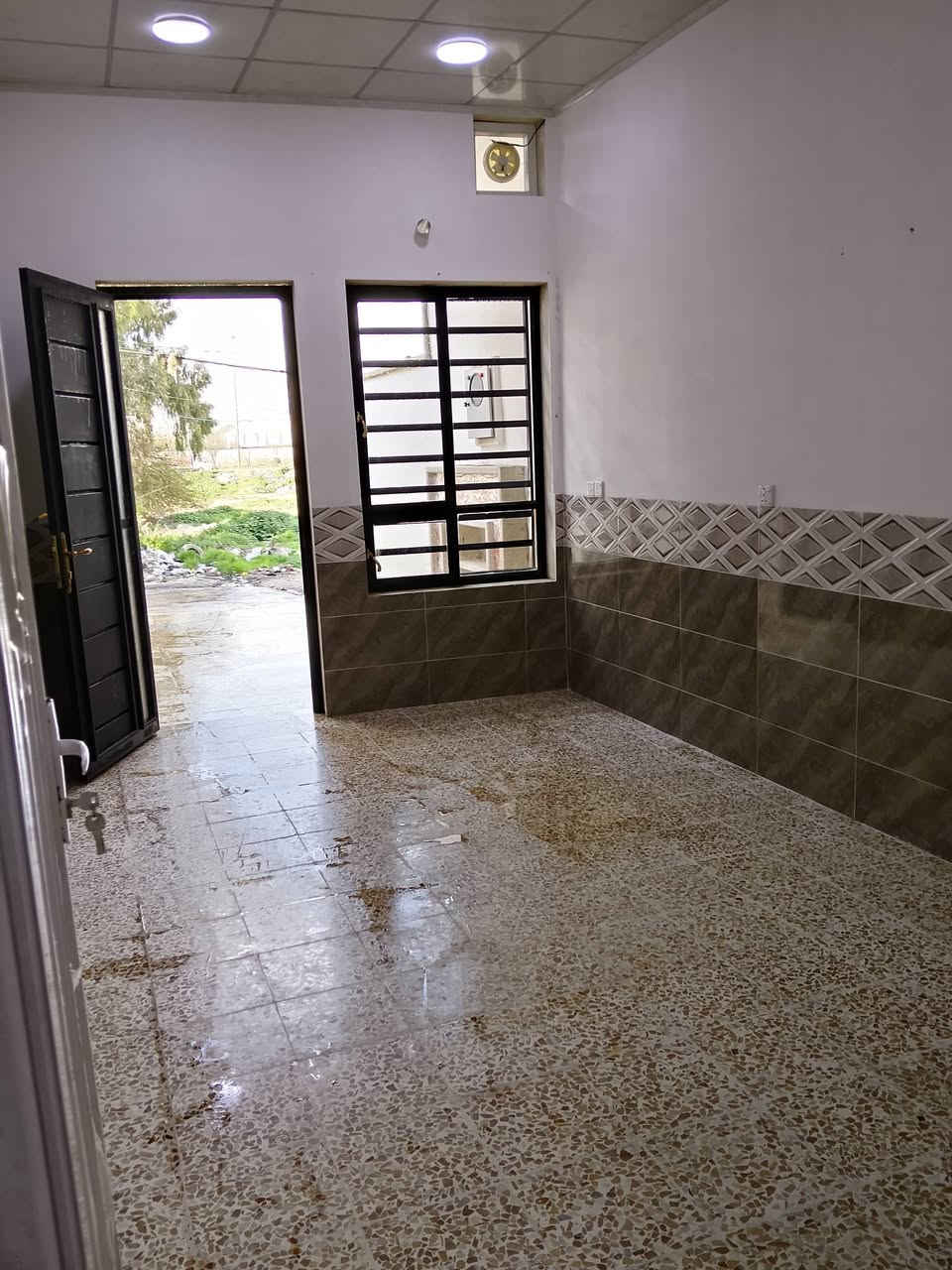 سلام عليكم شقه طابق أرضي لليجار مساحة 100 متر مقابيل كليه حدباء بحي وحده بيت حديد  زيرو لاستفسار اكتر هدا رقمي ***********
