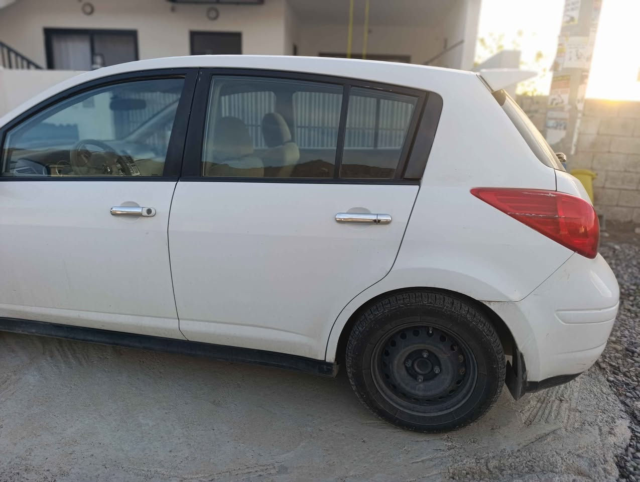 نیسان ڤێرسا سپی ناوزەرد 2011 
سەنەوی و رەقەمی نوێیە تا 27 مانگی 7 سالی 2027
تایەوپاتری نوێیە 
دوپارچە بۆیاخی هەیە چەمەڵاغ و بۆنیت بەبێ ناو 
گۆرینەوەش دەکەم ،
تێبینی مەکینەی رۆن سەرف دەکات 
سەیارەکە لەڕانیەیە 
کۆتا نرخی 88گەڵایە 
*********** رانية, السليمانية
