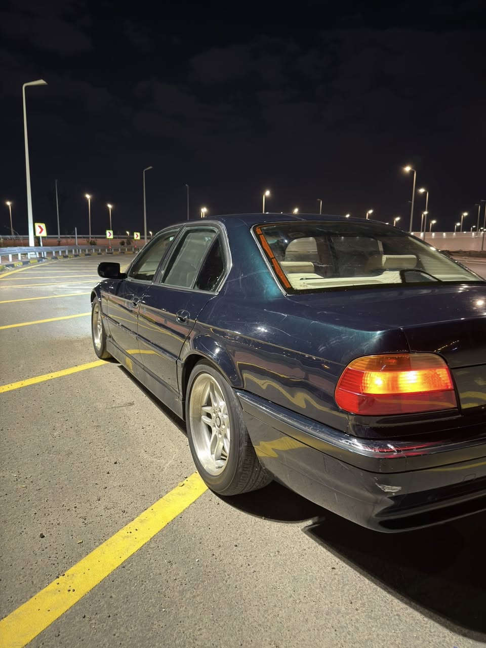 يدور نضيف بي ام للبيع السياره 8سلندر  باسمي رقم دولي بغداد كير مكينه حداده طوبه تبريد  شغالل وثلج باتري جديد ماي راديتر اصلي كشنات جلد كهرباء تخم تاير غرفه بلكارتون مصبوغه جماليه فقط بدون ضربه السياره ترايك لبغداد كلها شغاله وكلها بلاد لا تقارنها بلمهجومات  (سعرها 90) وبيها مجال حك الجيه فقط  مكاني بصره حيانيه ورقمي ***********
