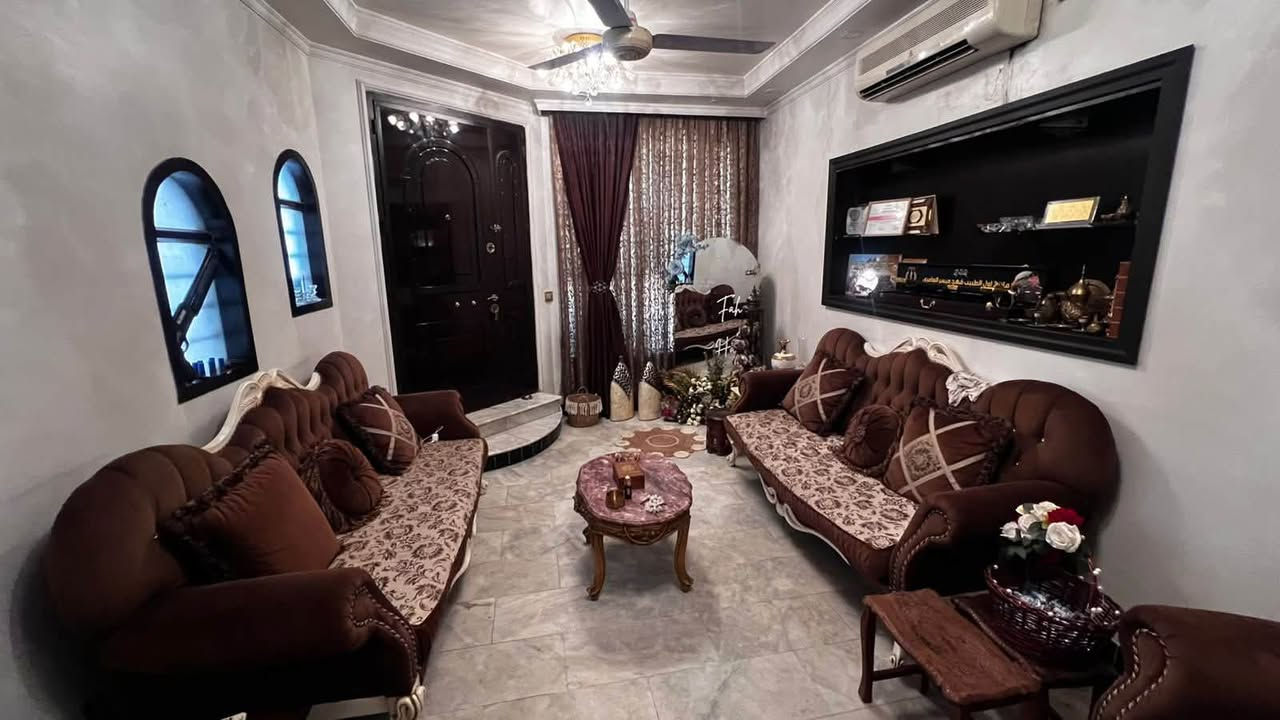 📍دار للبيع (شارع فلسطين ) (م508)  20*5
مساحة 100 متر 
مدخلين منفصلين ويتكون من
-١- الطابق الارضي كراج يسع السيارة واحدة وصالة استقبال وهول ومطبخ وحمام ومنور خلفي ومنور وسطي

2- الطابق الاول غرفتين نوم 4.5*5 وحمام جاكوزي وفسحة (موزع)
3-الطابق الثالث غرفة نوم 4.5*5 وحمام ومخزن البناء درجة اولى ارضيات مرمر وسيراميك اسباني وخدمات كاملة 
للاستفسار :-  ***********
