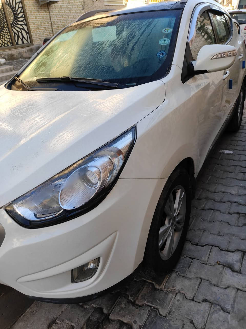 توسان 2011 
بانوراما 
فول عدا البصمة
حساسي خلفي 
كاميرا + شاشة
تبريد ثلج 
كير و مكينة كفالة
صبغ حزام 
وضربة بالصندوق 
رقمي بغداد باسمي مداور ثاني يوم
130 وبيها مجال حك الجية 
***********
