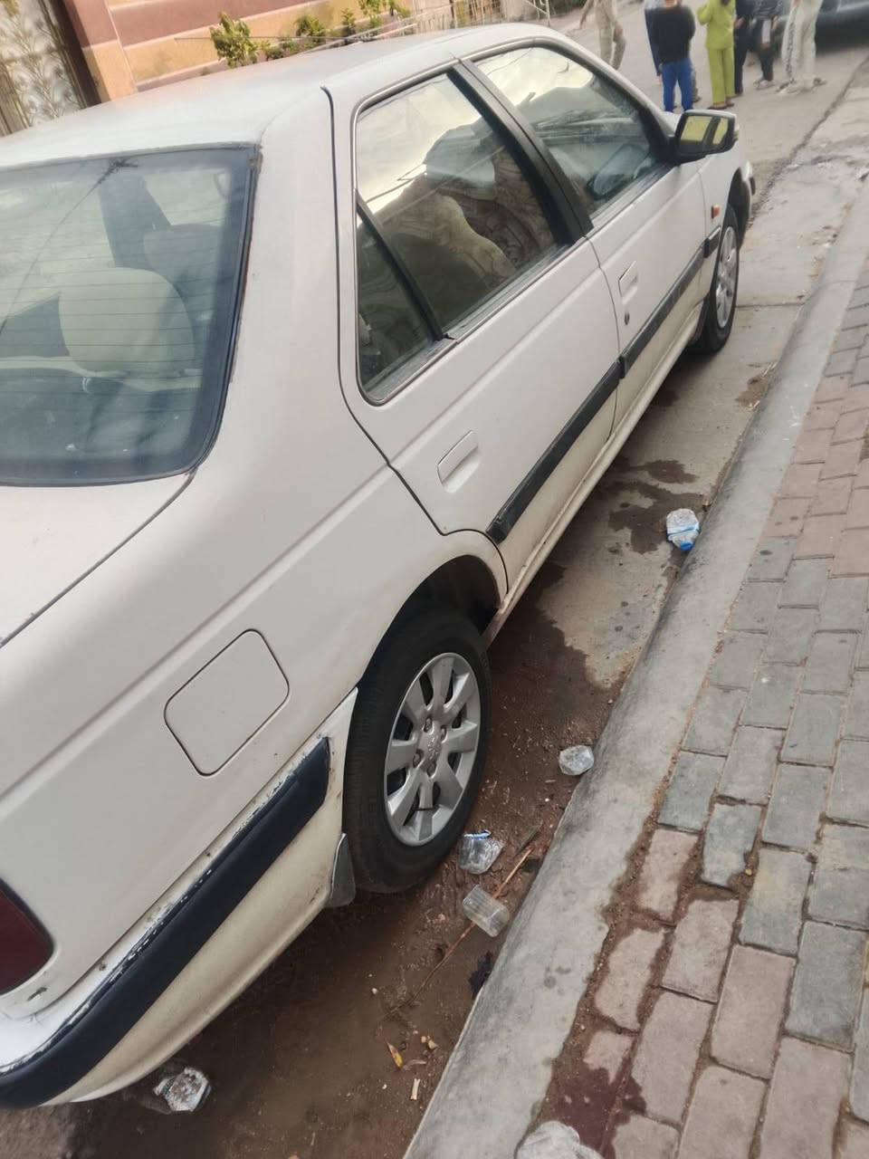 السلام عليكم للبيع بيجو بارص 2013 بأسمي سنويه ورقم جديد جاهزه مكينه وكير تخم تاير جديد التبريد نقص فقط غاز السياره بدون حادث بيها مكانات تكحيل ب38 وبيها مجال مكان السياره كربلاء ***********
