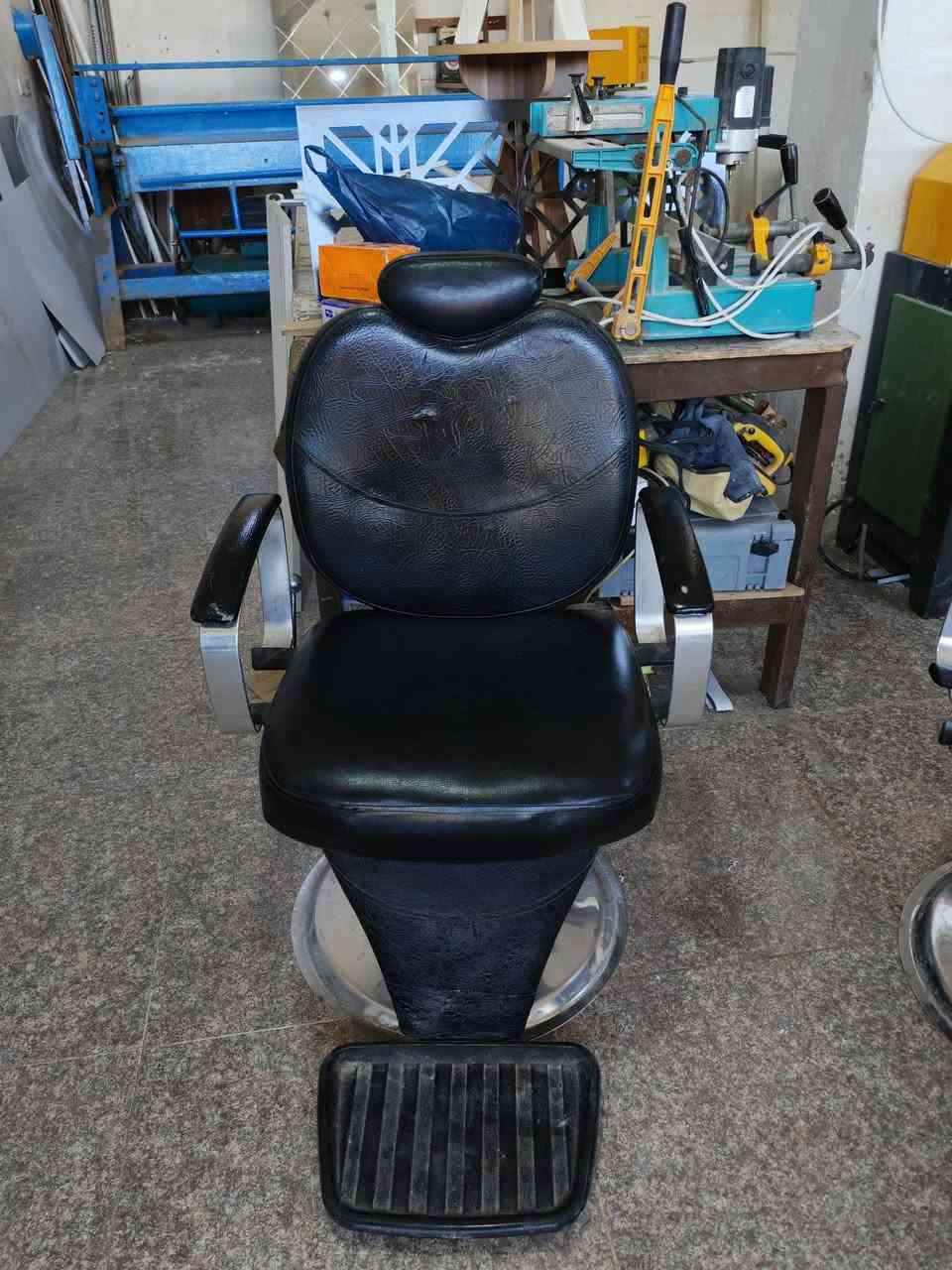 السلام عليكم 
اغراض صالون 
كراسي حلاقه عدد 2
مغسله صالون 
كربلاء حي العباس 
***********
