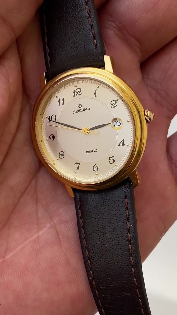 ساعة يد كلاسيكية من ماركة جنكهاز (Junghans) الألمانية الشهيرة، 

وتعمل بحركة الكوارتز (Quartz) ماكنه سويسري  طلاء ذهب مينه مميزه جدا جميله 
سير جلد طبيعي اصلي نافذه لتاريخ عند رقم3

قطر ساعه 34//36
سعر 55 الف يتوفر توصيل


**إذا كنت صاحب هذا الإعلان وتريد حذفه لأي سبب، رجاءا أرسل رسالة إلى الدعم الفني**