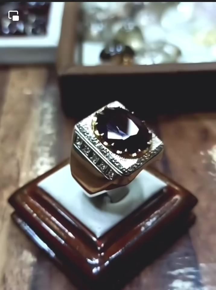 السلام عليكم خاتم ياقوت افريقي اصلي فرط الرمان مطعم بالماس صياغه حجه السعر 250 العنوان بصره ***********
