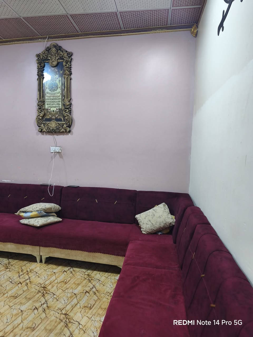بيت بالتقيه الثالثه 200متر زراعي سند 25مشمول بالتطويب مرقم التبليط لحد البيت غرفتين صاله كبيرة استقبال منور طارمه حديقه صحيات خارحيه وداخليه مع اثاث السعر 95 باقي التفاصيل الاتصال على الرقم ***********

