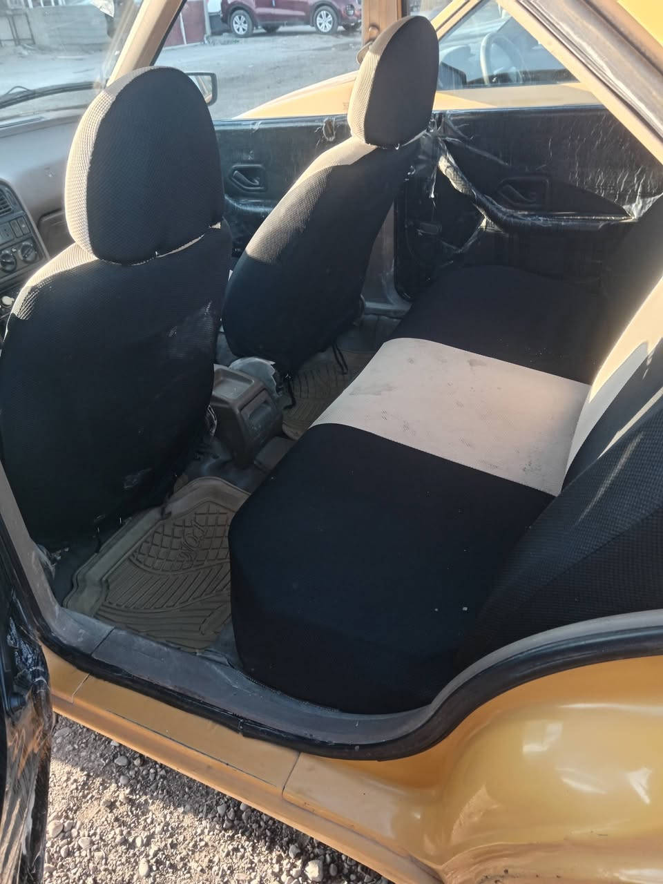 السلام عليكم بيجو لميس موديل 12 رقم انكليزي شرط التحويل كير جيد جدا المكينه بيها تبخير كهرباييات كلها شغاله مصفره هيئه وغرامات سعر 26 وبيها مجال للشراي مكاني بغداد البياع للاستفسار الاتصال على الرقم *********** وبخدمتكم جوه السوك والله
