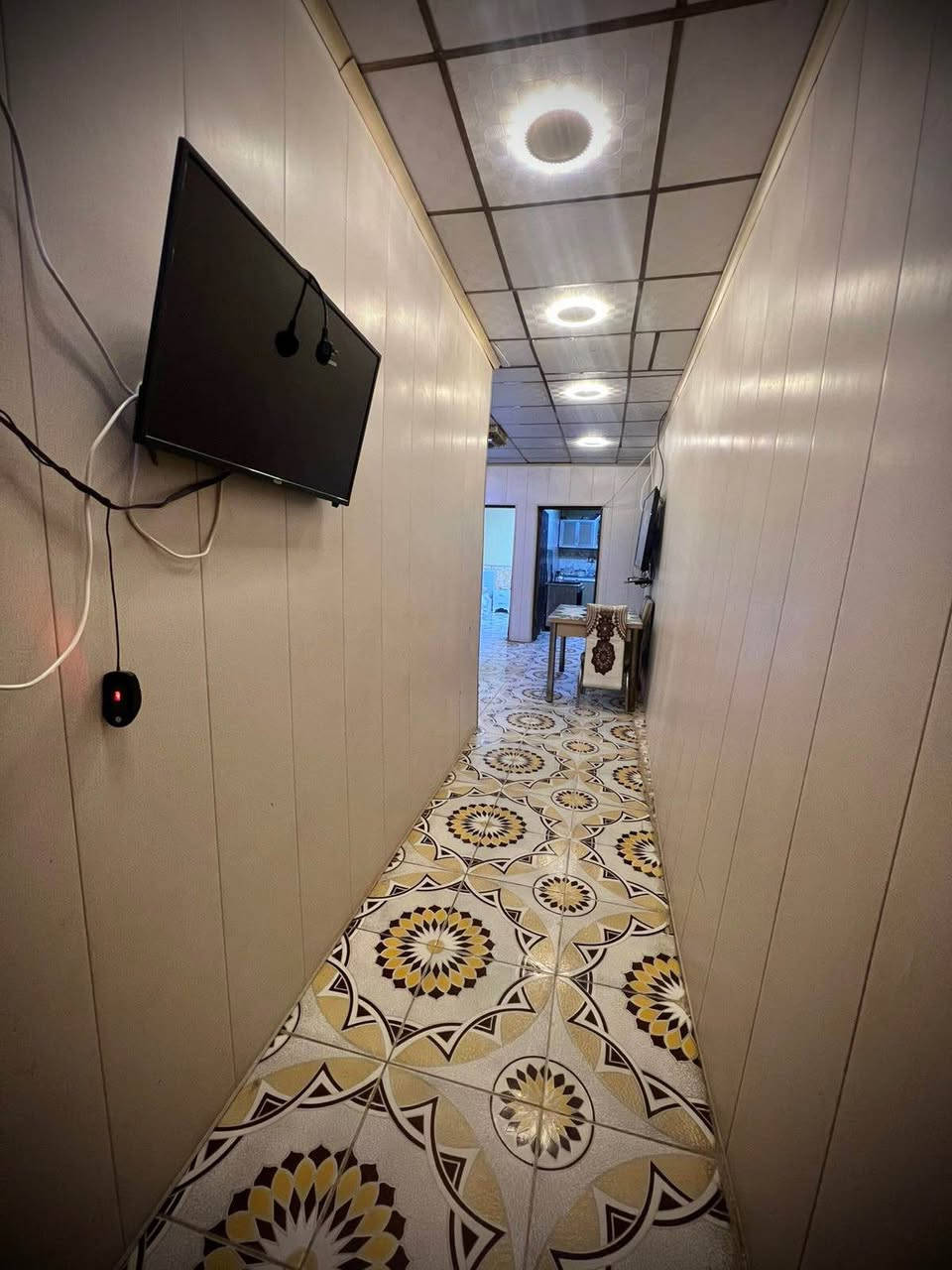 السلام عليكم دار سكن طابو ملك صرف تحويل مباشر 
يحتوي على ديوانيه وصاله ومطبخ وغرف 3 في الطابق الاول وحمام خارجي والطابق الثاني يحتوي على غرفه سويت9*5 والحمام 5*3 .والمطبخ 5*5 
لأستفسار :*********** البصرة, العراق
