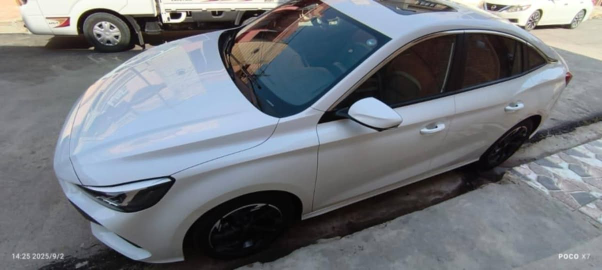 السلام عليكم امجي للبيع او مراوس ٢٠٢٣ بدون ضرر ماشيه ٣٠ فول واحد على واحد بصمه تشغيل  بصمة ابواب فتحة سقف هاند بريك بصمه دخل لونين اربع كامرات حساس خلفي توقف ذاتي ***********..***********
