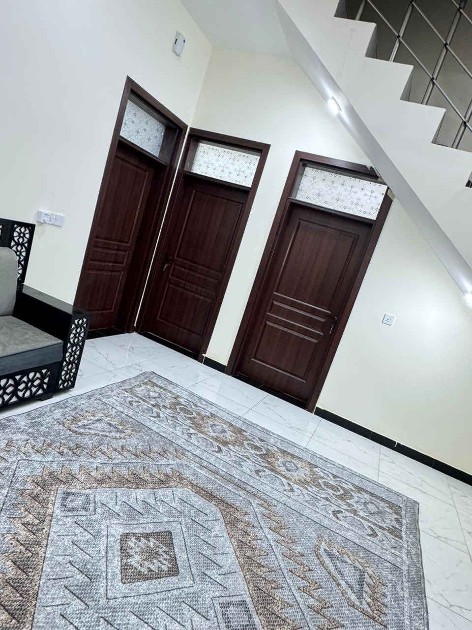 للبيع 
بيت 125متر مربع التقيه الثالثه قرب مجمع الروان السكني 
يباع مع الأثاث 👌🏻البيت غير مسكون ***********
