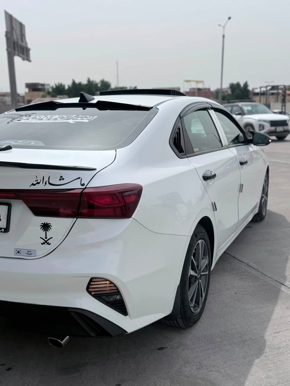 السلام عليكم كيه فورتي مديل 24.السياره وارد امريكي حادثها بجم السياره جاهزه مجهزه ربع ما ذب عليها مكينه كير حداديه تبريد تخم تاير وبسمي مكاني بصره والسياره ماشيه 16 الف السعر 142 وبسمي تحويل ثاني يوم ***********
