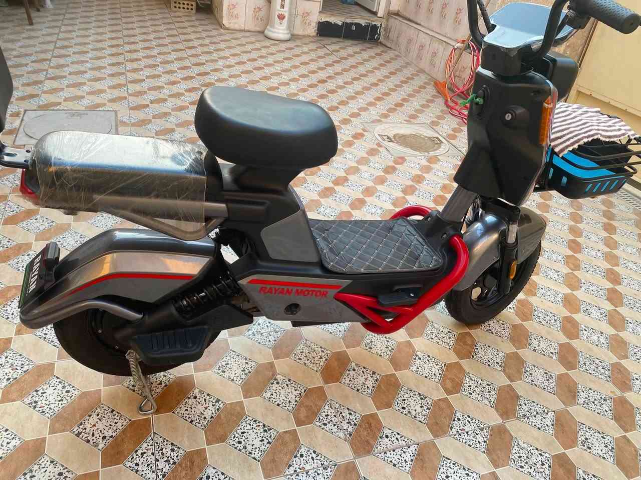 سلام عليكم شباب دراجه شحن للبيع
صارلي شهر من اخذته نضيفه كلش كلشي بيها شغال السعر ٤٥٠ الف وبيها مجال  الاستفسار ‭***********‬
