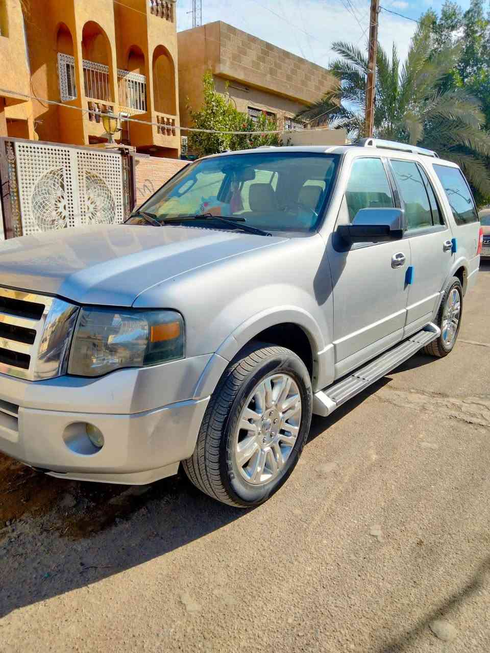 السلام عليكم (فورد اكسبديشن) فئة لمتد
موديل 2011

السيارة وكالة وكفالة من الحادث وموجود السونار 
 صبغ فقط باب الصندوق بدون حادث اثر خياس بيسط
كير محرك اكسل صدر كله مكفول 
اريد مراوس دودج (رام) 8 سلندر 

وهذا رقمي ***********
