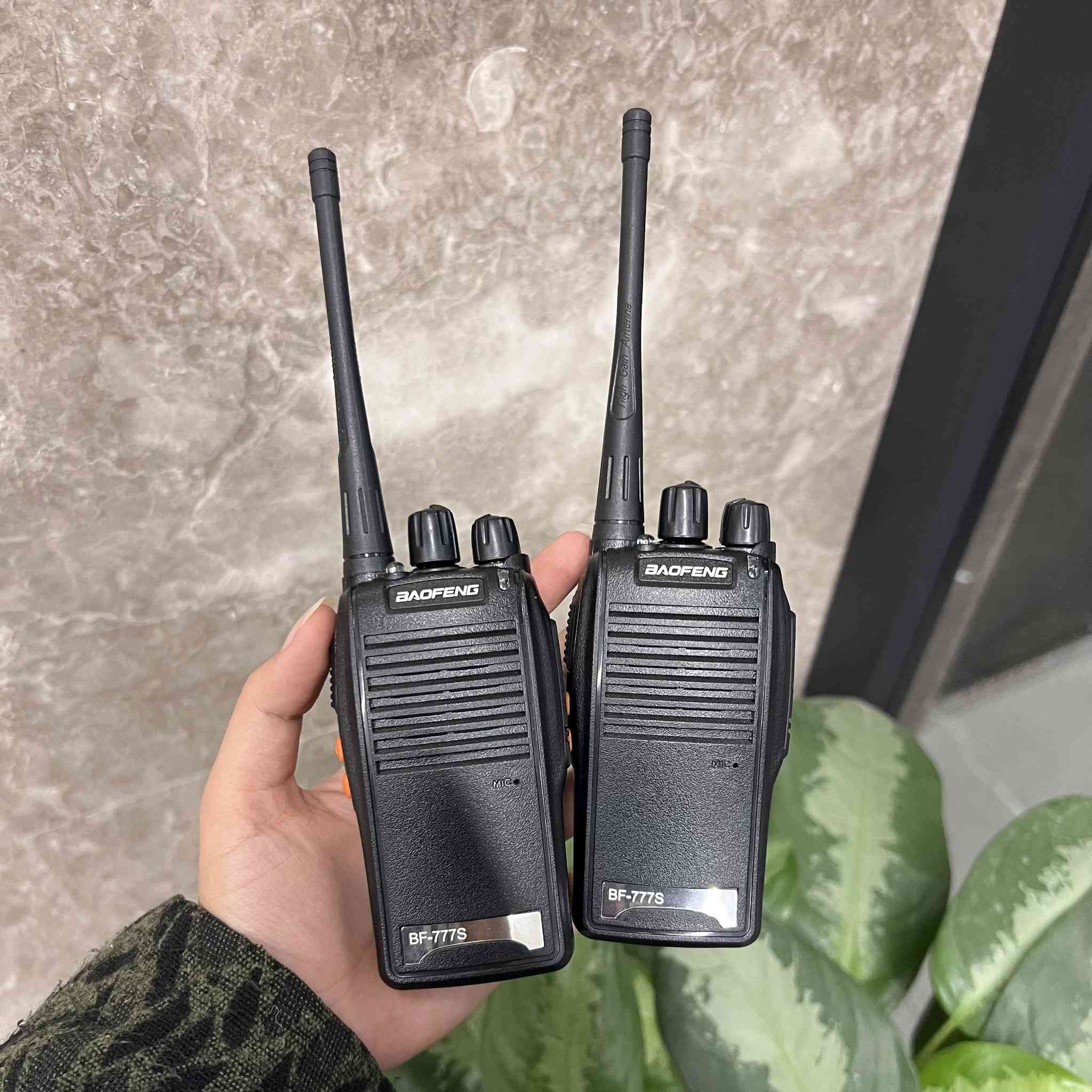 جهاز اتصال لاسلكي باوفنغ Baofeng BF-777S – راديو محمول ثنائي الاتجاه HF/VHF قطعتين
السعر 39 الف فقط والتوصيل مجاني

الموديل: BF-777S

جهاز اتصال لاسلكي محمول من Baofeng مصمم للتواصل المباشر عبر موجات الراديو، مناسب للاستخدامات اليومية التي تتطلب اتصالًا واضحًا وبسيطًا.

• راديو محمول ثنائي الاتجاه (Portable Two-Way Radio)

• يعمل على نطاق HF / VHF

• مزوّد بنظام DSP لمعالجة الإشارة الرقمية

• يدعم 16 قناة اتصال

• يحتوي على أنظمة CTCSS / DCS لتصفية الإشارات

• يدعم أوضاع Wide / Narrow ووظيفة VOX

• يعمل ببطارية Li-ion (ليثيوم أيون)
• النوع: جهاز اتصال لاسلكي محمول
• نطاق التردد: HF / VHF
• عدد القنوات: 16 قناة
• نظام الإشارة: DSP Digital Signal Processing
• خصائص الإشارة: CTCSS / DCS
• أوضاع القناة: Wide / Narrow
• خاصية التحدث بدون زر: VOX
• نوع البطارية: Li-ion


**إذا كنت صاحب هذا الإعلان وتريد حذفه لأي سبب، رجاءا أرسل رسالة إلى الدعم الفني**