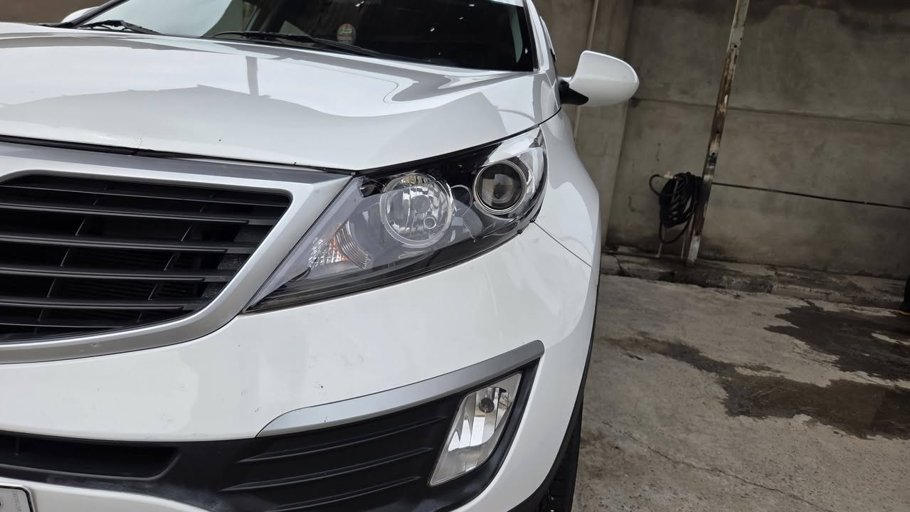 كيا سبورتج 2011 للبيع (نظيفة جداً)
​المواصفات:
​الموديل: 2011.
​المحرك: (2400) سي سي، كير ومحرك بشرط الفحص.
​اللون: ( أبيض).
​الضرر/الصبغ: (صبغ قبغ صندوق..بارد بالباب الايمن).
​الرقم: (نينوى 12) والسنوية (جديدة).هزة 2026
​التفاصيل الإضافية:
كاميرة دوارة وشاشة اندرويد 
​نظام دفع (دفع ثنائي 2WD).
​داخل السيارة نظيف جداً (جلد).
​تبريد ثلج، تدفئة شغالة.
​صدر ونظافة عامة (السيارة جاهزة من كلشي وما محتاجة برغي واحد).
سيرفس كامل للسيارة.طخم تايرات جديد تبديل دهن كير ودهن بريك وتنظيف كامل للمحرك مع حجرة الاحتراق والنوزلات والبلكات
​ماشية: (140000) كم.
​السعر: (138) وقابل للتفاوض بشيء بسيط.
المكان: الموصل.
​للتواصل والاستفسار:
يرجى الاتصال على الرقم: (***********)
أو المراسلة على الخاص.
